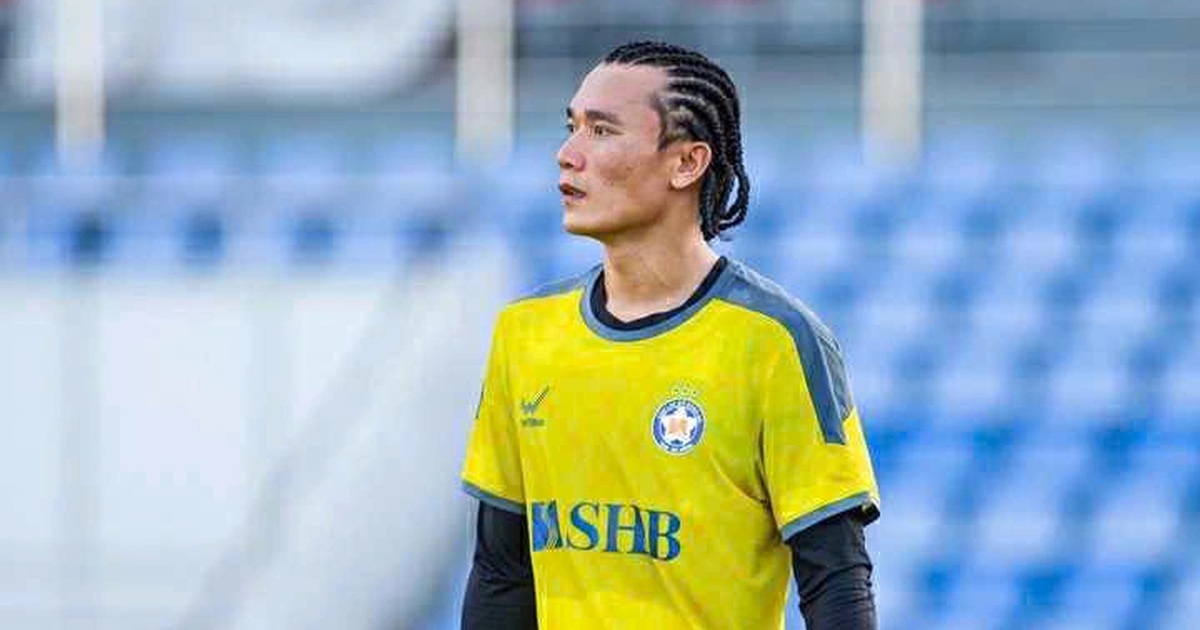 Bui Tien Dung causes a stir with his unique African braided hairstyle