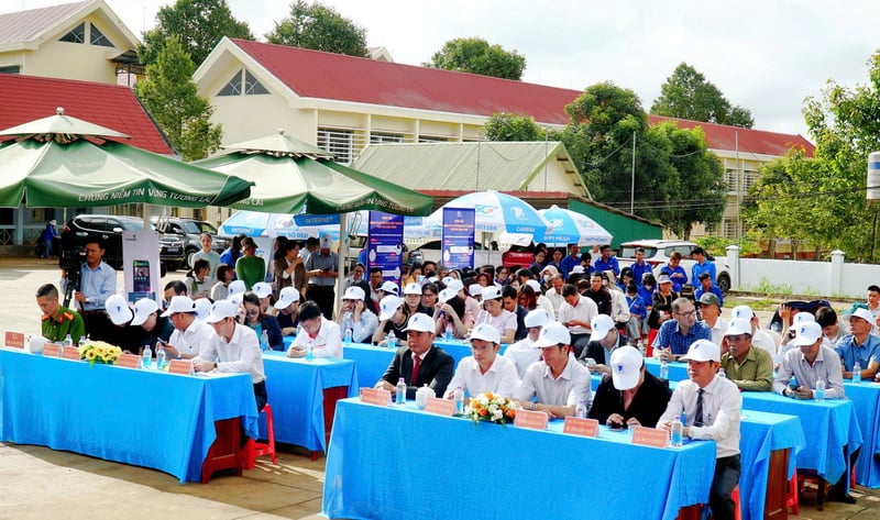 ពិធីសម្ពោធកម្មវិធី “អក្ខរកម្មឌីជីថលសម្រាប់ទាំងអស់គ្នា” រយៈពេល 100 ថ្ងៃ នៅឃុំពង្រ