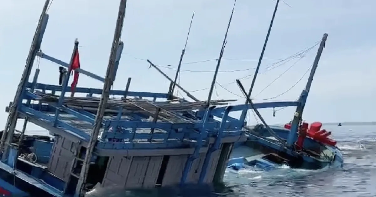 海の真ん中で沈没した漁船の迅速な救助