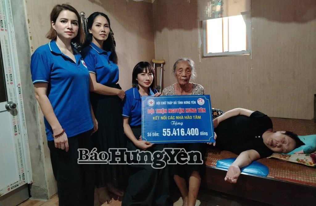 តំណាងក្រុមអ្នកស្ម័គ្រចិត្ត Hung Yen បានប្រគល់អំណោយរបស់សប្បុរសជនដល់ជនចាស់ជរាចំនួនពីរនាក់គឺ Ha Thi Than និង Ha Thi Nhung ។