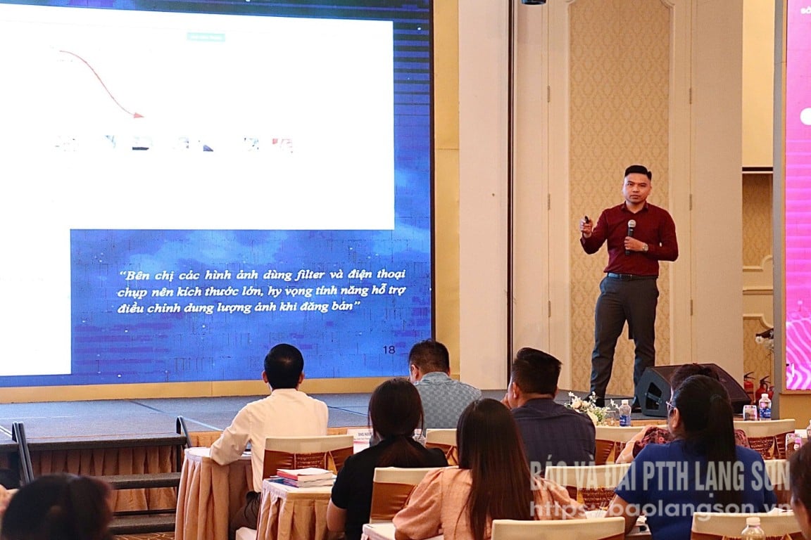 Báo cáo viên truyền tải một số nội dung liên quan tại hội nghị
