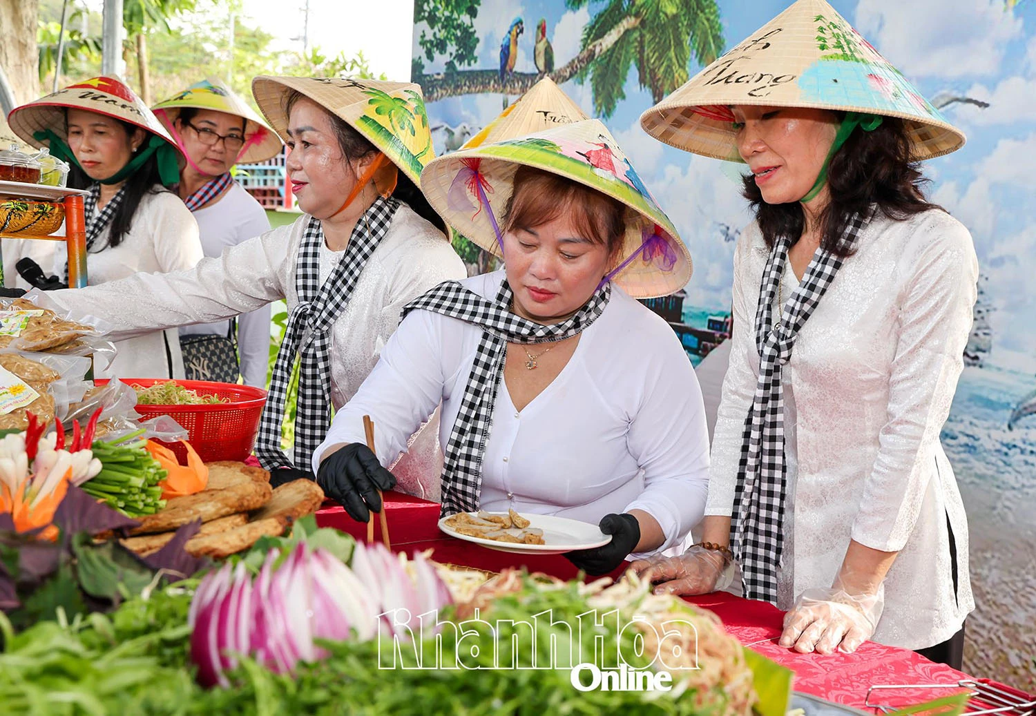 Rát nhiều món ăn ngon, đặc trưng đã được các chị em phụ nữ chế biến.