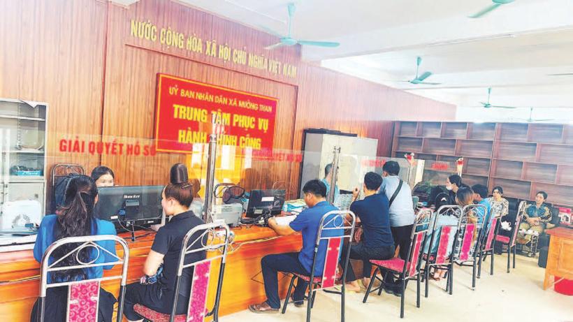 Người dân đến giải quyết thủ tục hành chính tại Trung tâm Phục vụ hành chính công xã Mường Than.