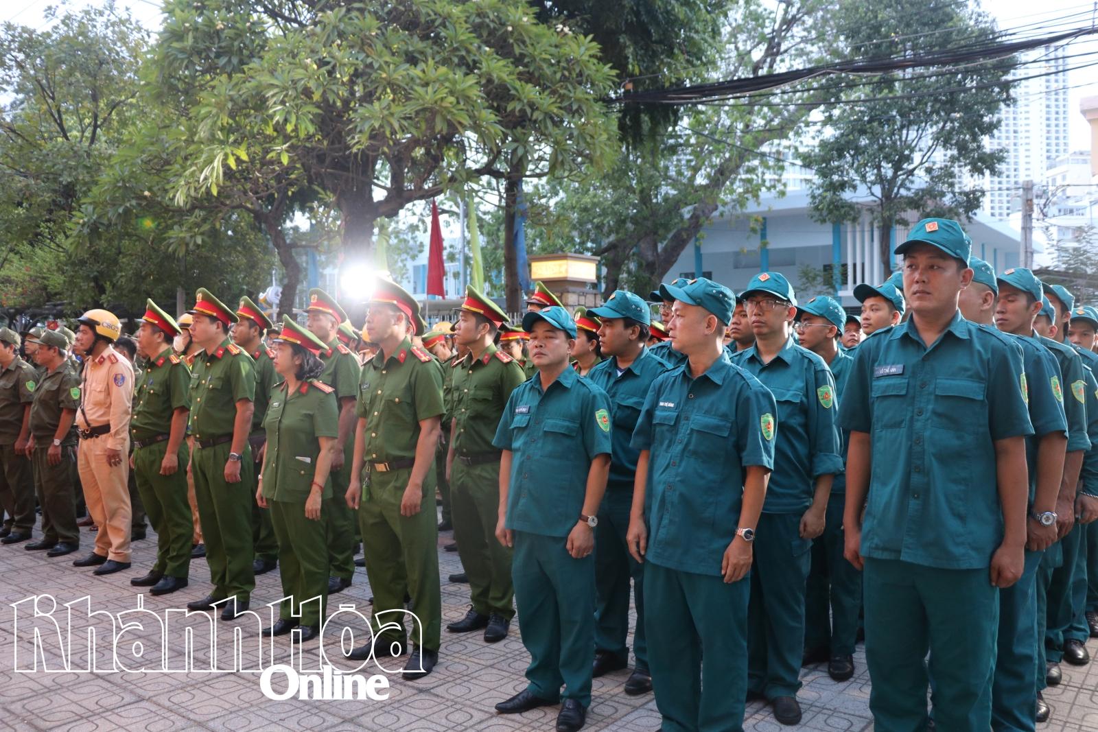 Lực lượng chức năng phường Nha Trang tham dự lễ phát động
