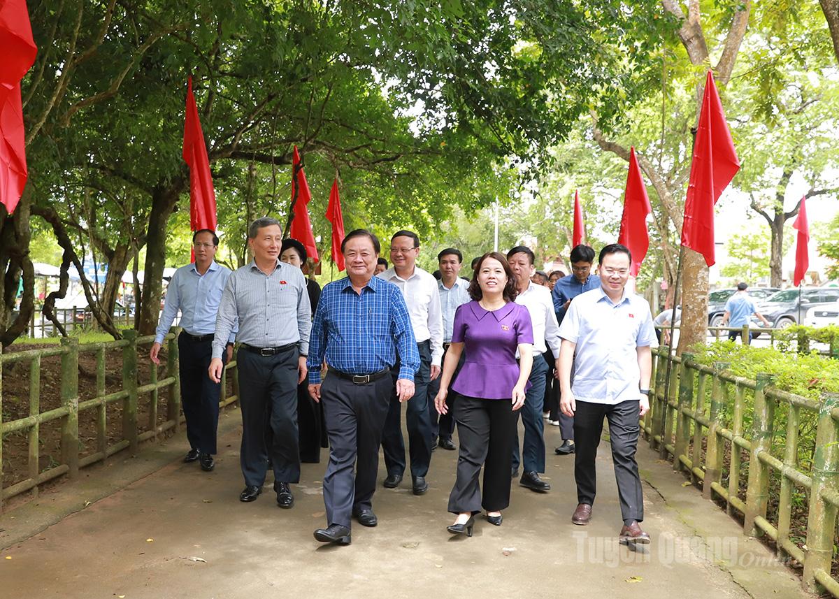 Phó Chủ tịch Quốc hội Lê Minh Hoan cùng các đại biểu tới Khu du tích Quốc gia đặc biệt Tân Trào.