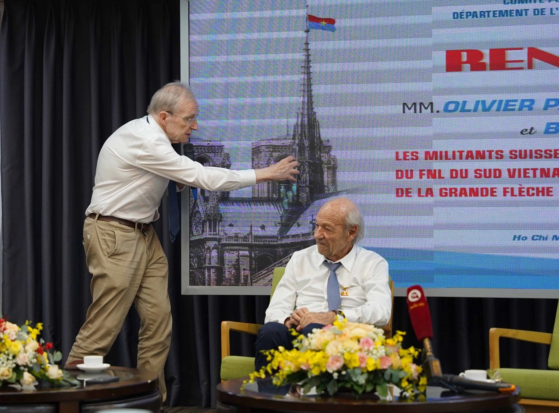 Hai người Thụy Sĩ và lá cờ Việt Nam trên đỉnh Nhà thờ Đức Bà Paris