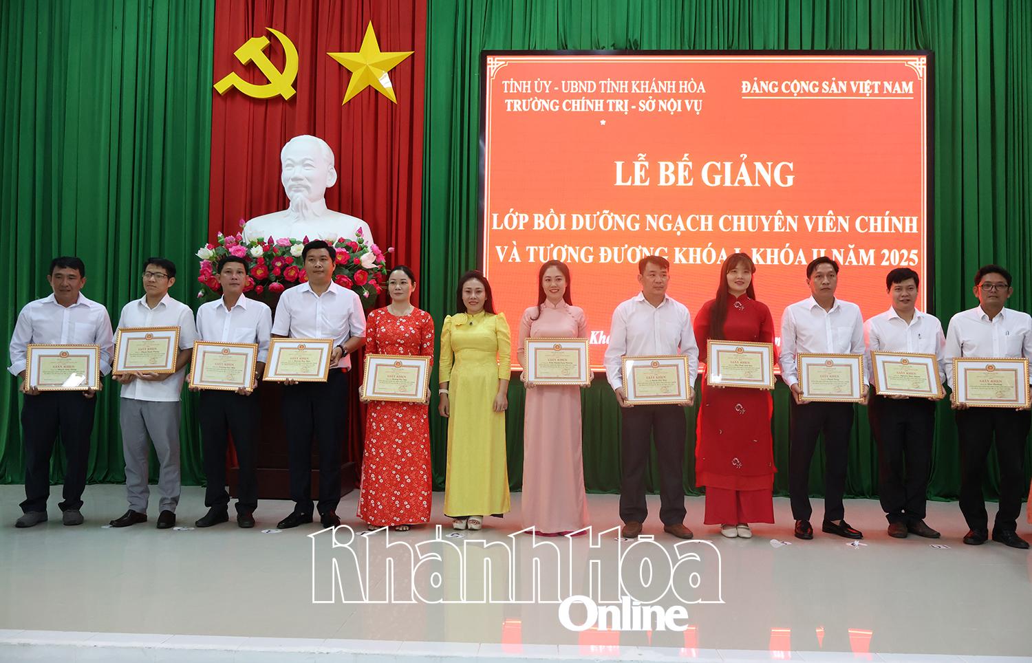 Lãnh đạo Trường Chính trị tỉnh tặng giấy khen cho các học viên có thành tích tốt trong học tập và rèn luyện.