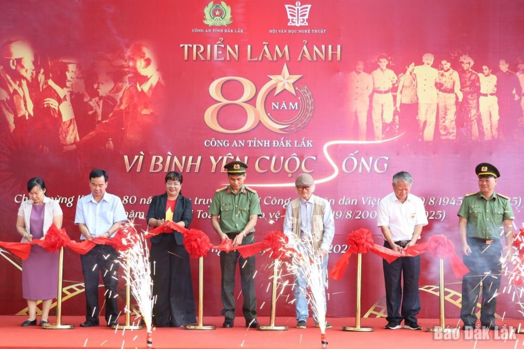 Các đại biểu cắt băng Khai mạc Triển lãm ảnh.