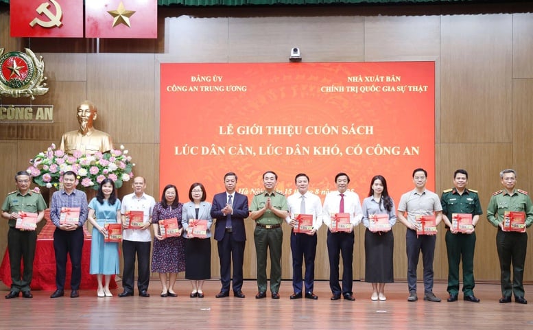 'Lúc dân cần, lúc dân khó, có Công an' - Ấn phẩm ý nghĩa, sâu sắc về lực lượng Công an nhân dân vì nước quên thân, vì dân phục vụ- Ảnh 2.