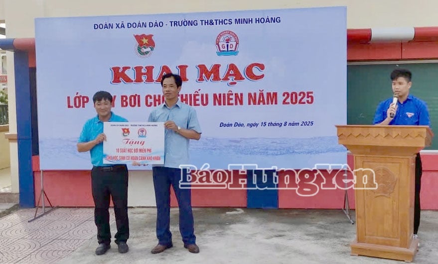 Đại diện Đoàn Thanh niên xã Đoàn Đào và Trường Tiểu học và THCS Minh Hoàng tặng 10 suất học bơi miễn phí cho 10 học sinh.
