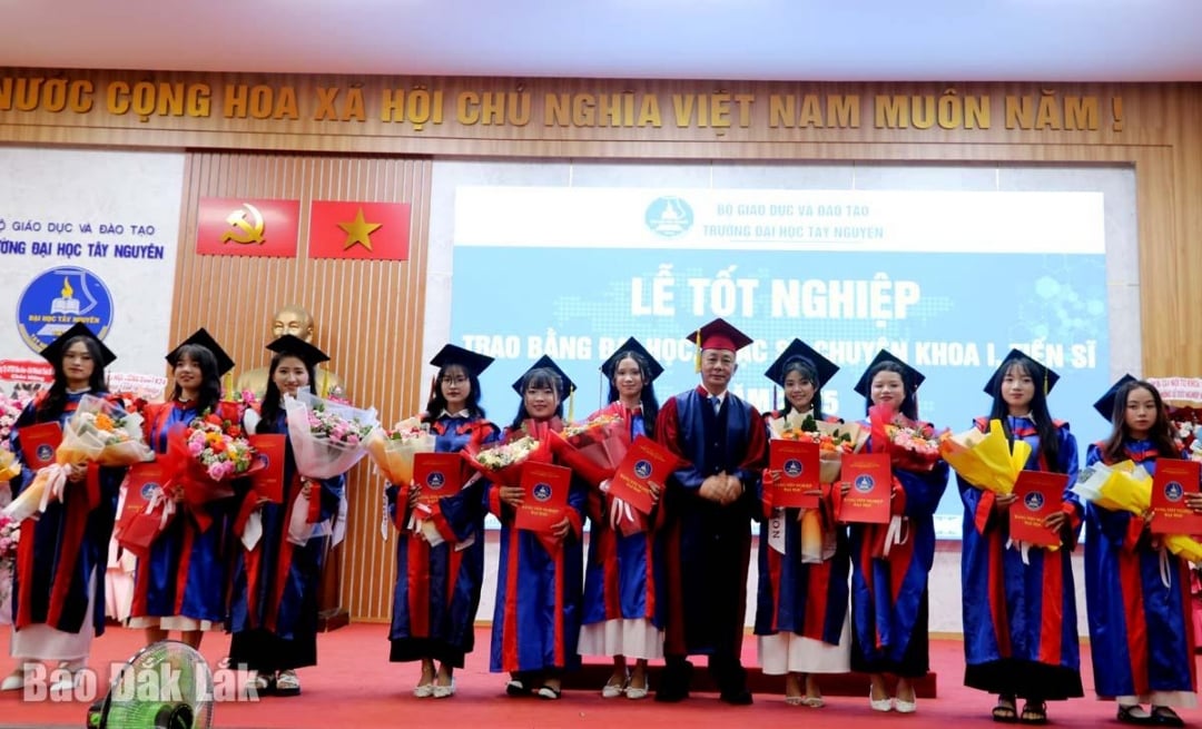 Đại diện lãnh đạo Trường Đại học Tây Nguyên trao bằng cử nhân cho các sinh viên. Ảnh: Trung Hiếu 