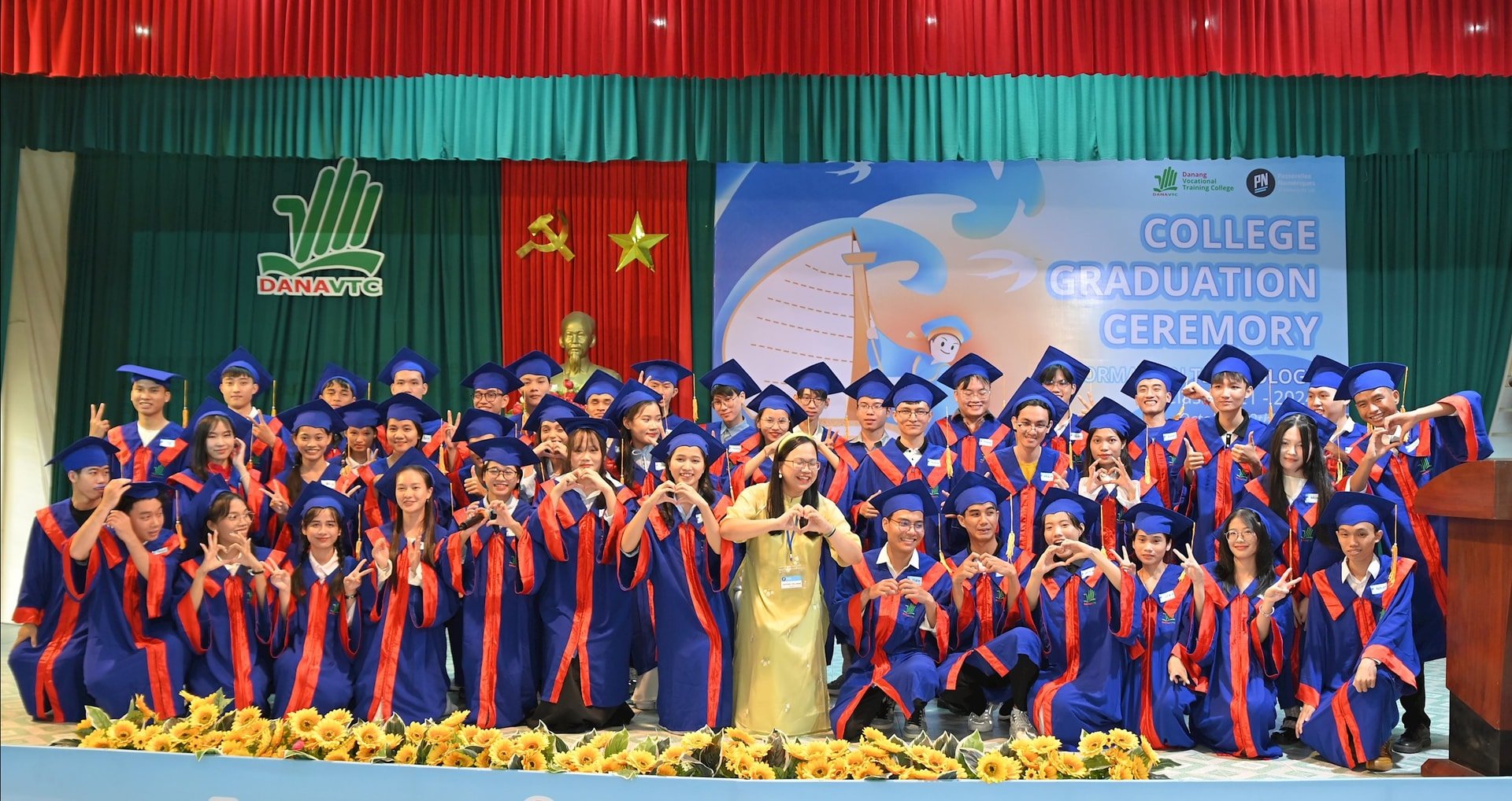 Lễ tốt nghiệp của sinh viên tham gia chương trình đào tạo ngành CNTT do Trường Cao đẳng Đà Nẵng và PNV thực hiện. Ảnh: X.S