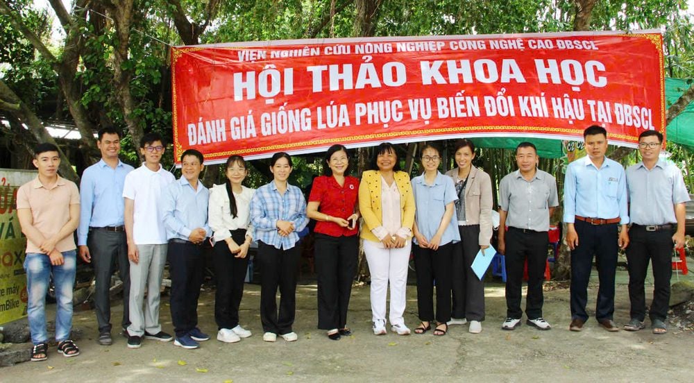 Đại biểu tham dự hội thảo đánh giá các giống lúa trồng khảo nghiệm vụ Hè Thu năm 2025 tại cánh đồng lúa khảo nghiệm thuộc Phường Thới An Đông (TP Cần Thơ).