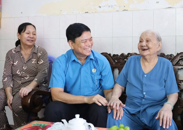 Công đoàn An Giang thăm, tặng quà các Mẹ Việt Nam Anh hùng