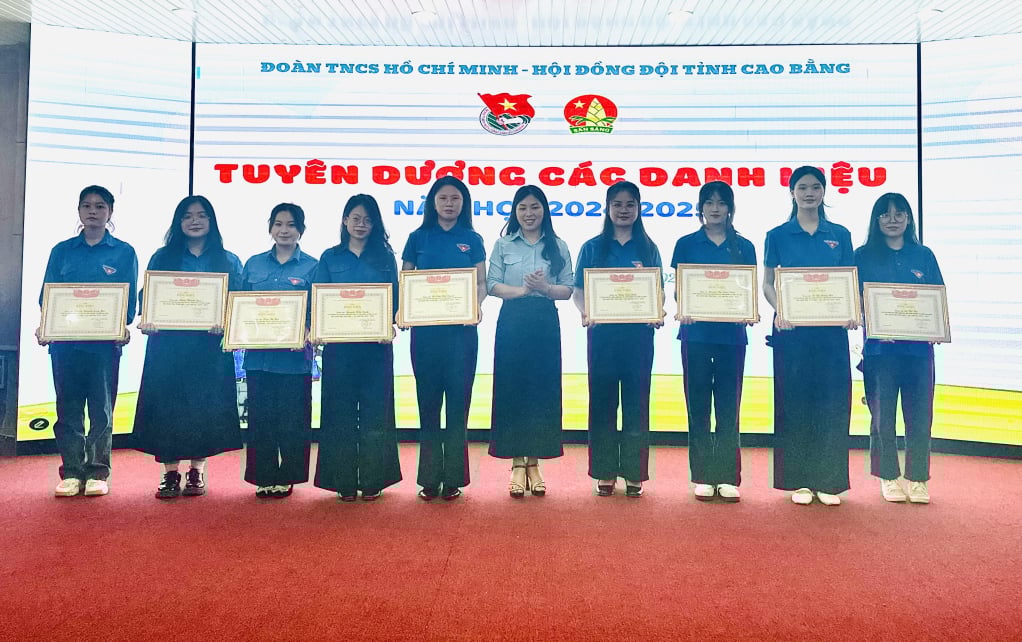 គណៈកម្មាធិការប្រតិបត្តិសហភាពយុវជនខេត្ត បានប្រគល់ប័ណ្ណសរសើរ ដល់សិស្សានុសិស្សដែលសម្រេចបានតំណែង។