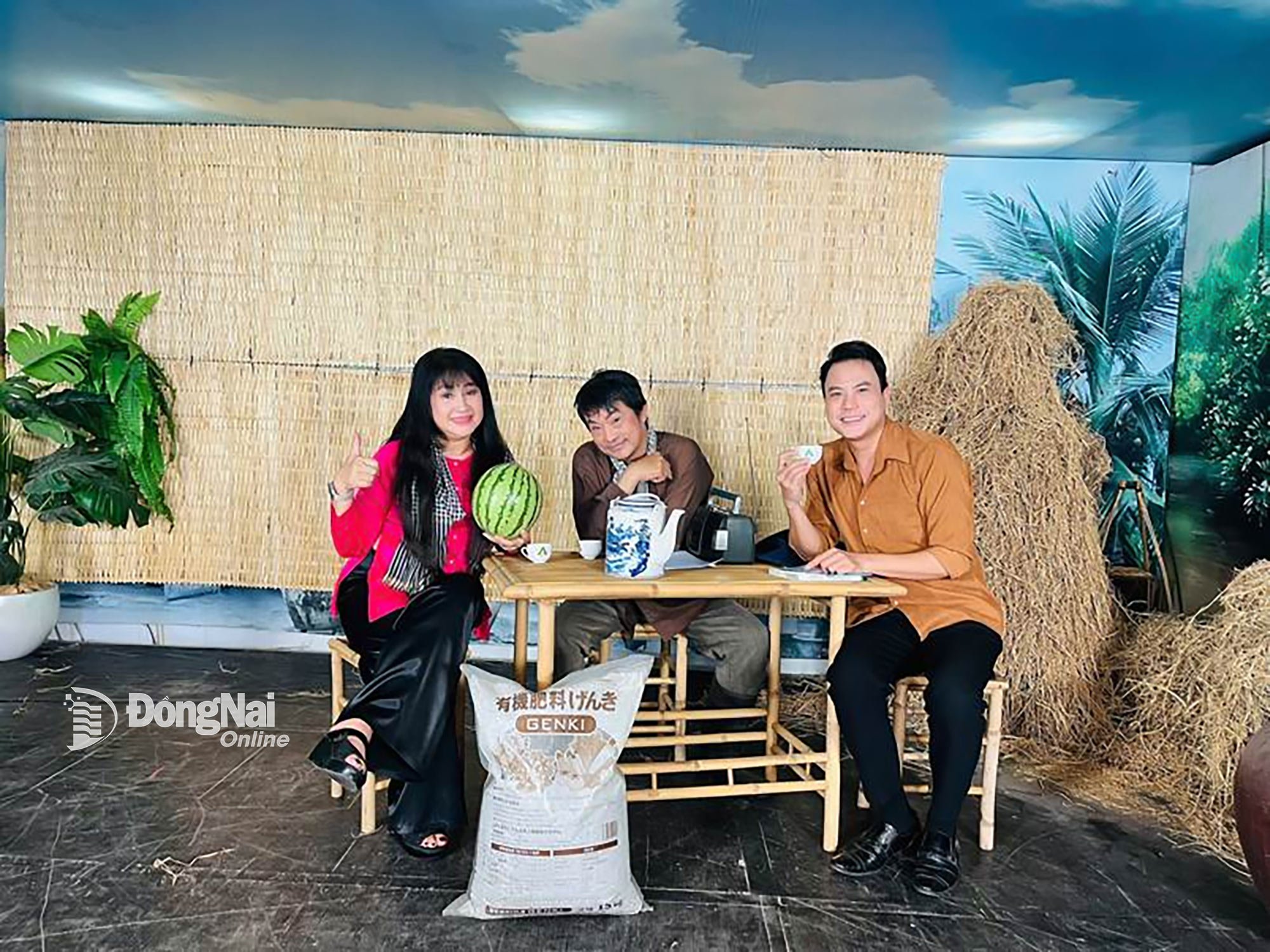 Nghệ sĩ - doanh nhân Bích Thủy, nghệ sĩ Khánh Tuấn, nghệ sĩ Huỳnh Bá Thanh trong tiểu phẩm “Đón đồng phòng nhện, trừ rầy”. Ảnh: Minh Huệ
