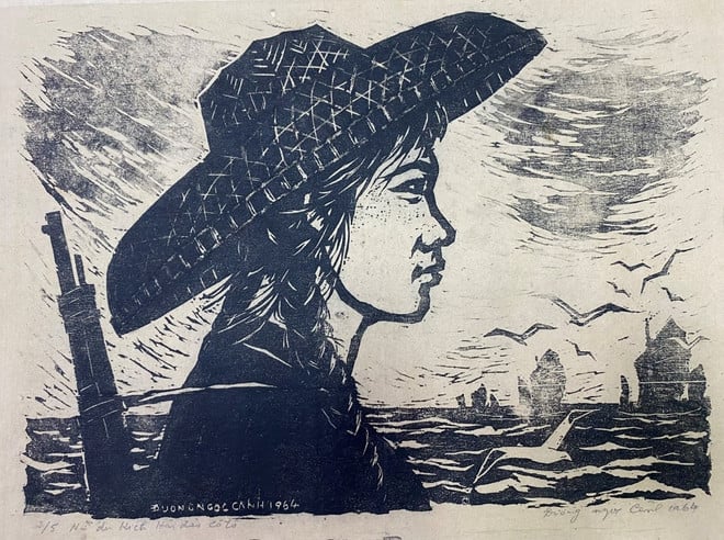 nu-du-kich-hai-dao-co-to-duong-ngoc-canh-khac-go-1964.jpg