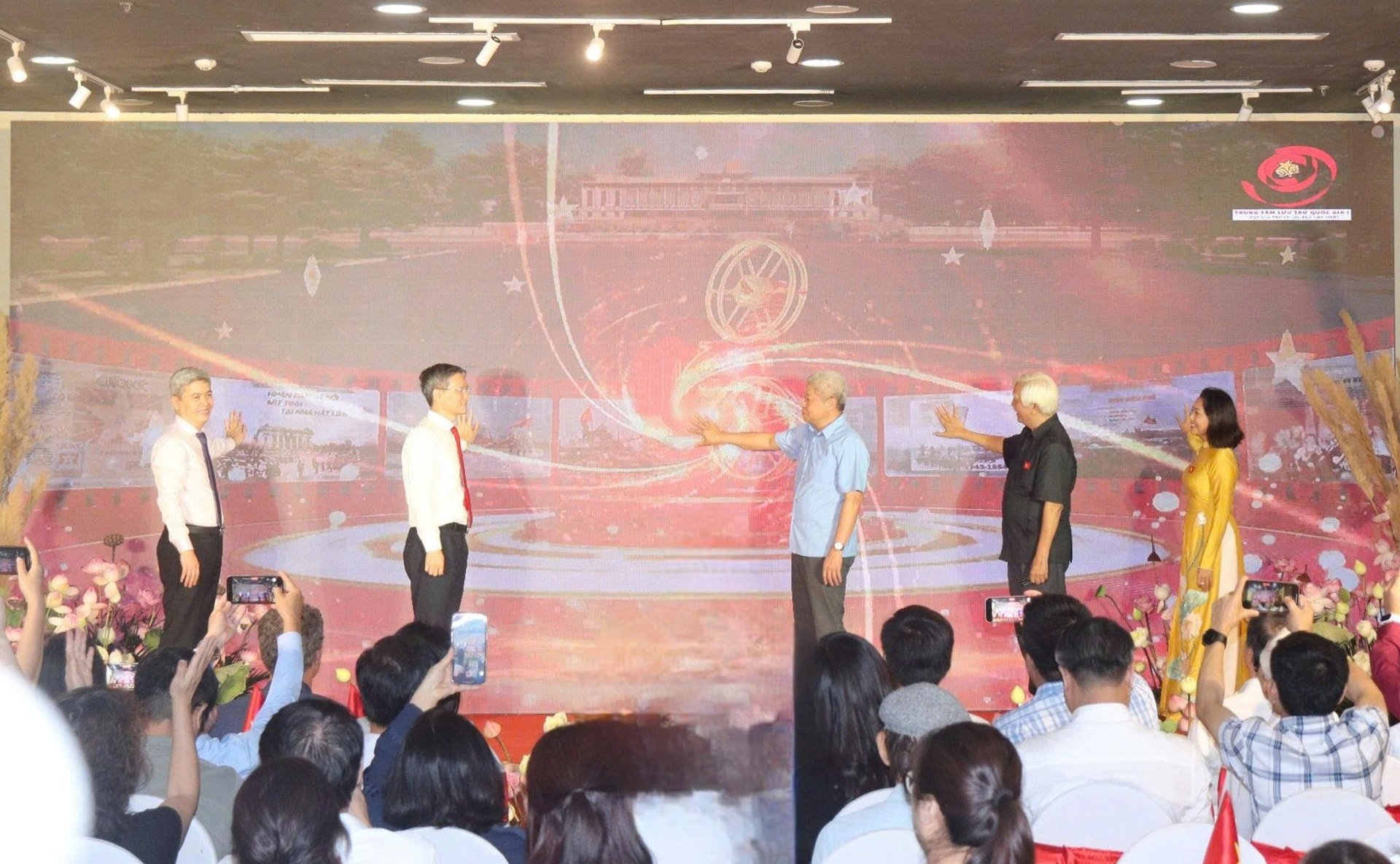 Các đại biểu bấm nút khai mạc triển lãm trực tuyến “Không có gì quý hơn Độc lập, Tự do”. Ảnh: Hiền Thu