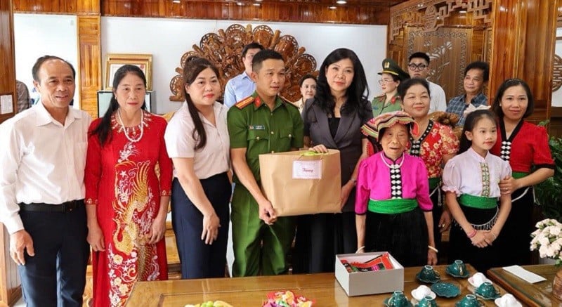 Phu nhân Tổng Bí thư thăm, tặng quà thương binh Lò Đức Tiến, Công an xã Vân Hồ, tỉnh Sơn La.