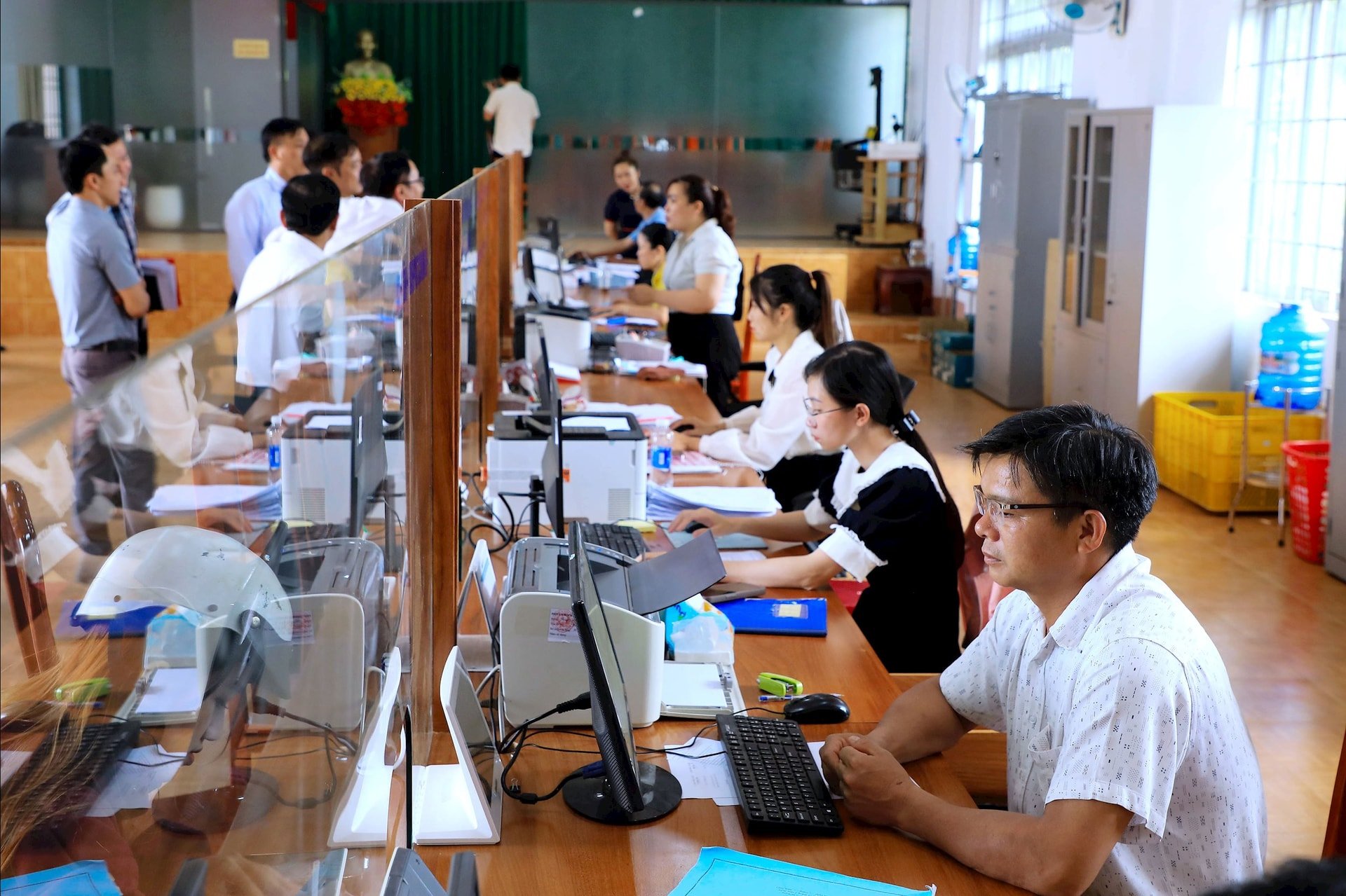 2 Toàn bộ cán bộ làm việc tại Trung tâm phục vụ hành chính công xã Đắk Sắk theo một hàng dọc