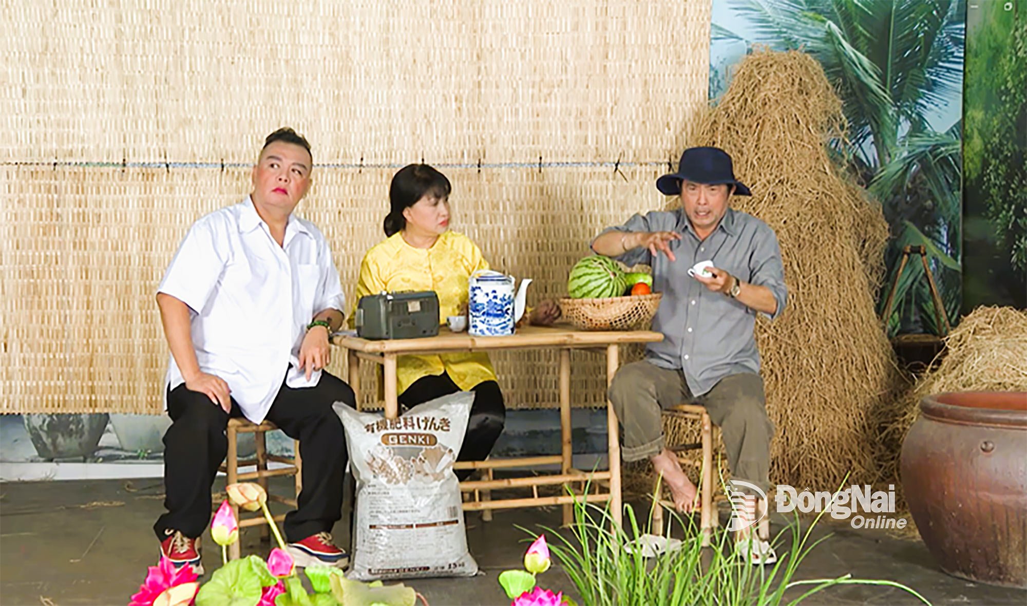 Nghệ sĩ Bình Mập, nghệ sĩ – doanh nhân Bích Thủy, nghệ sĩ Khánh Tuấn trong tiểu phẩm Phòng bệnh cho cây lúa.

