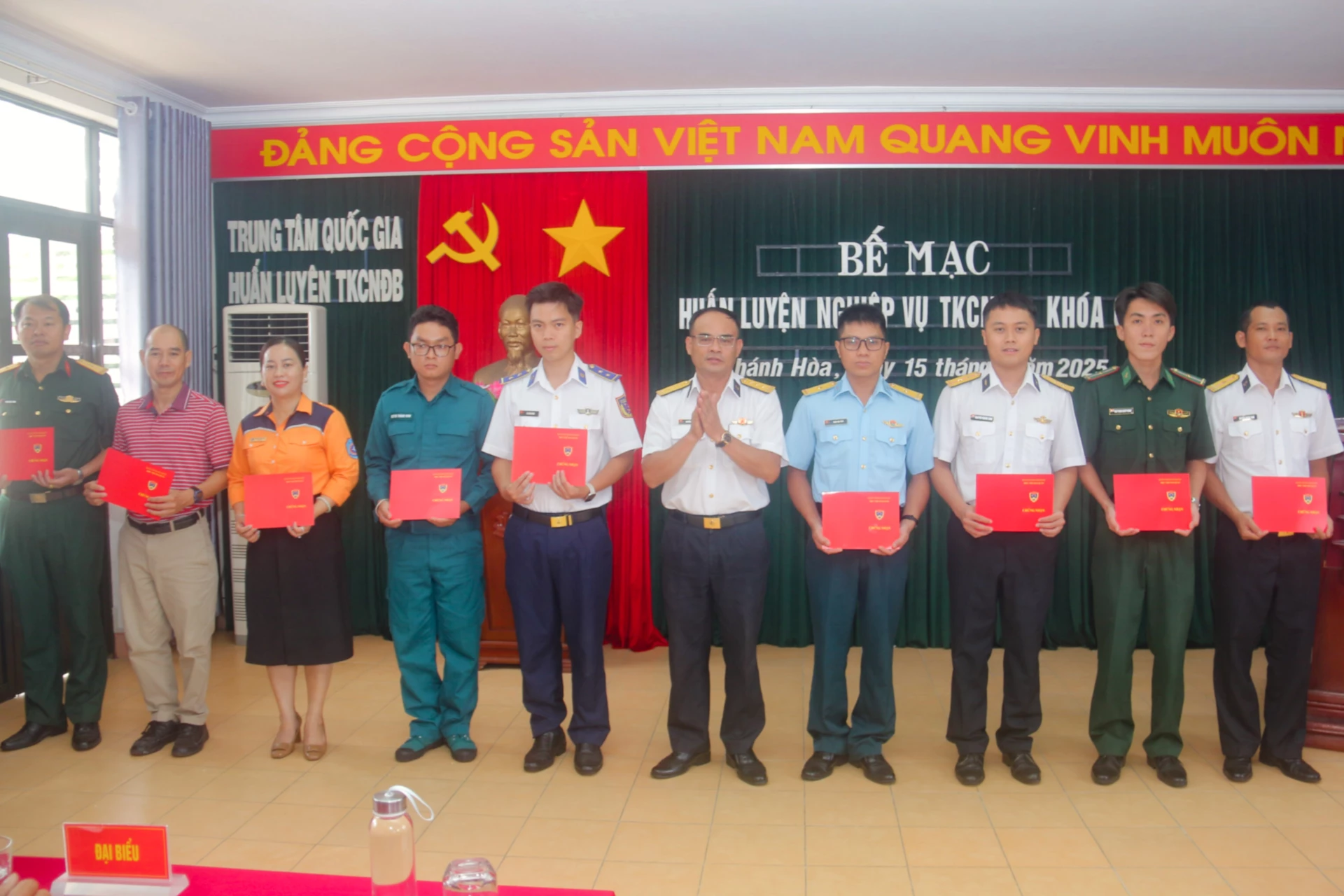 Học viện Hải quân trao chứng nhận hoàn thành lớp huấn luyện cho các học viên.