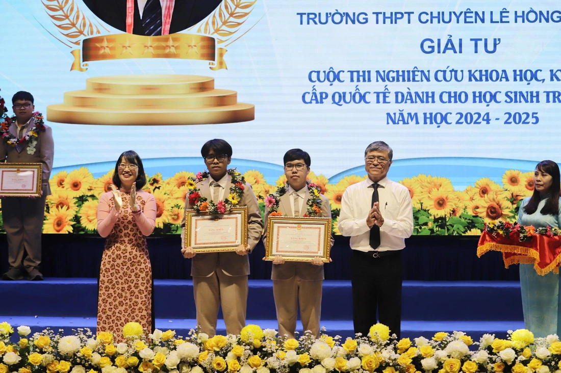 TP.HCM khen thưởng hơn 900 học sinh giỏi và giáo viên giỏi - Ảnh 5.