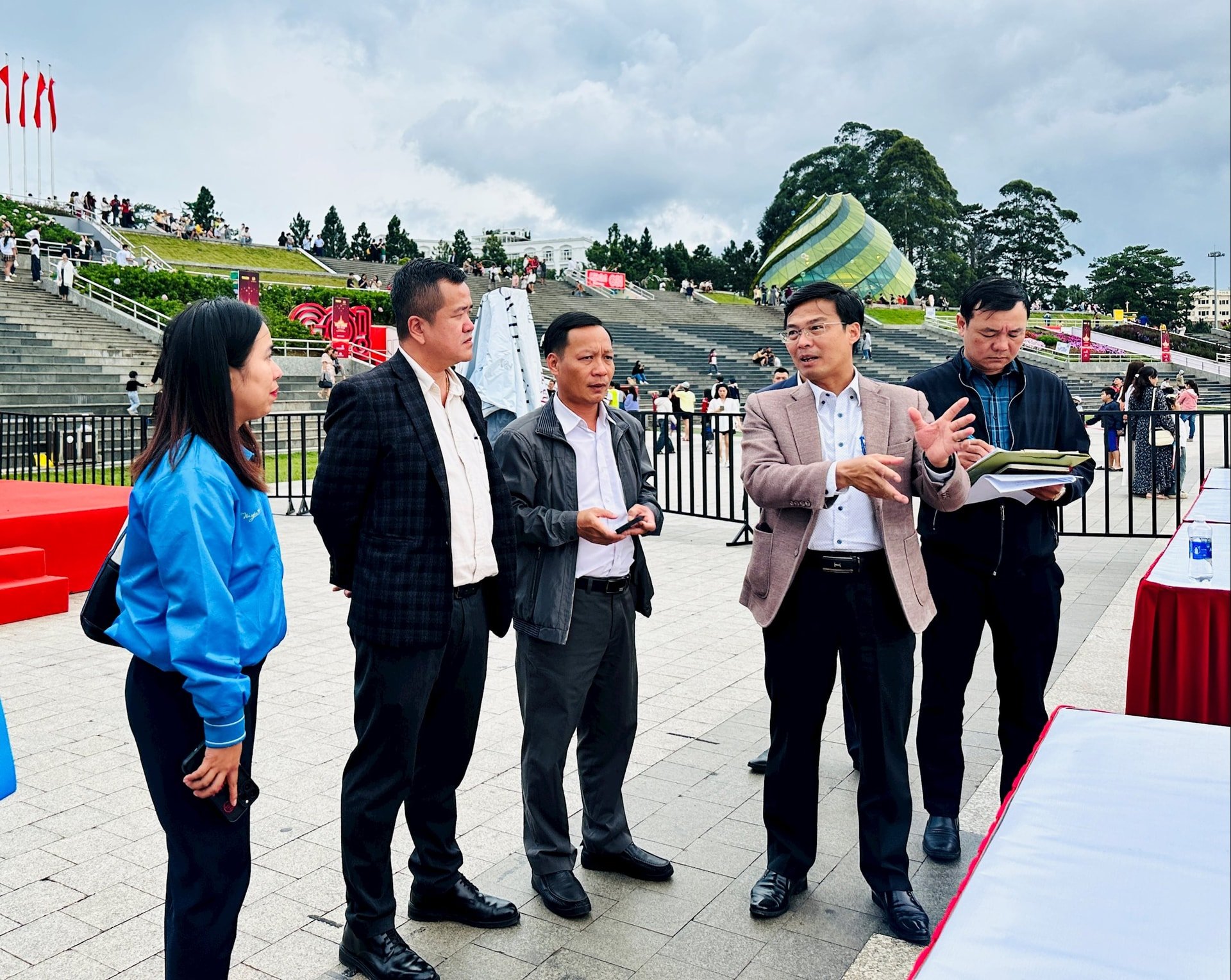 El equipo de inspección observó la decoración de banderas, telones de fondo y paisajes alrededor del lago Xuan Huong, asegurando la solemnidad y la belleza.