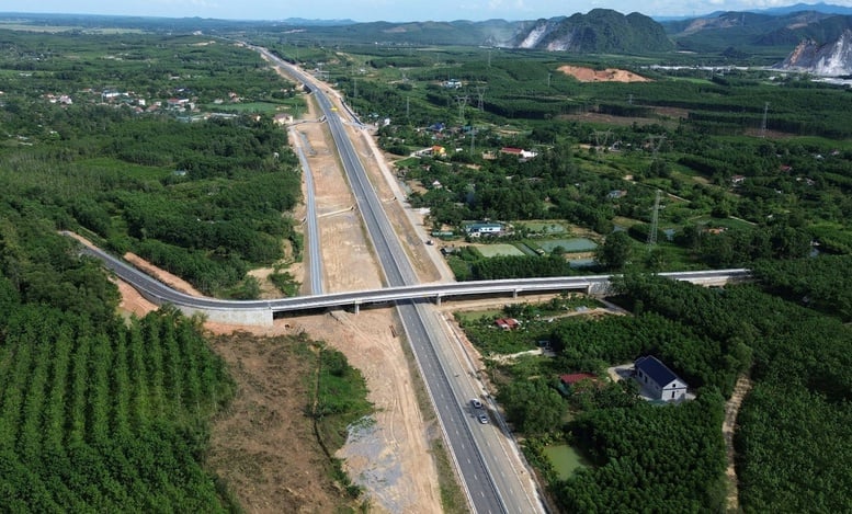 Thông xe toàn tuyến cao tốc Vạn Ninh - Cam Lộ ngày 19/8- Ảnh 1.
