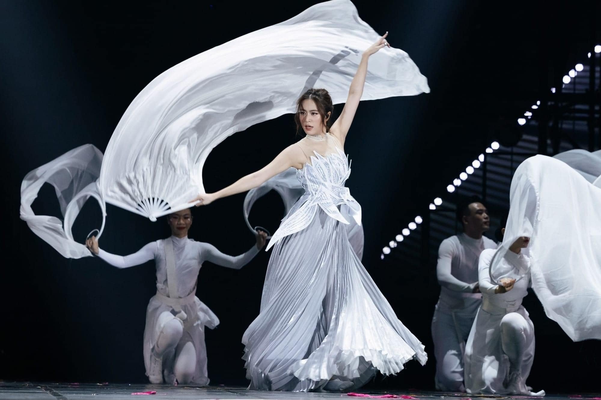 Hoàng Thùy Linh say mê phong cách thời trang dân gian đương đại - 10