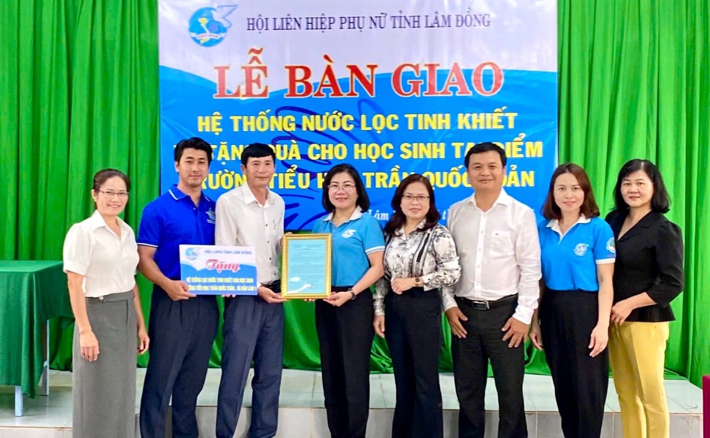 Lâm Đồng: Trao tặng hệ thống lọc nước và học bổng cho học sinh vùng sâu, vùng xa - Ảnh 3.