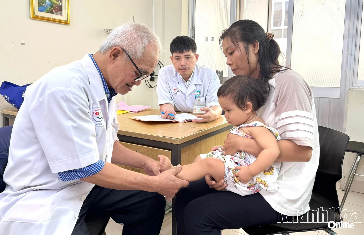 វេជ្ជបណ្ឌិត Phan Van Tiep ពិនិត្យអ្នកជំងឺកុមារនៅមន្ទីរពេទ្យទូទៅ Khanh Hoa ។