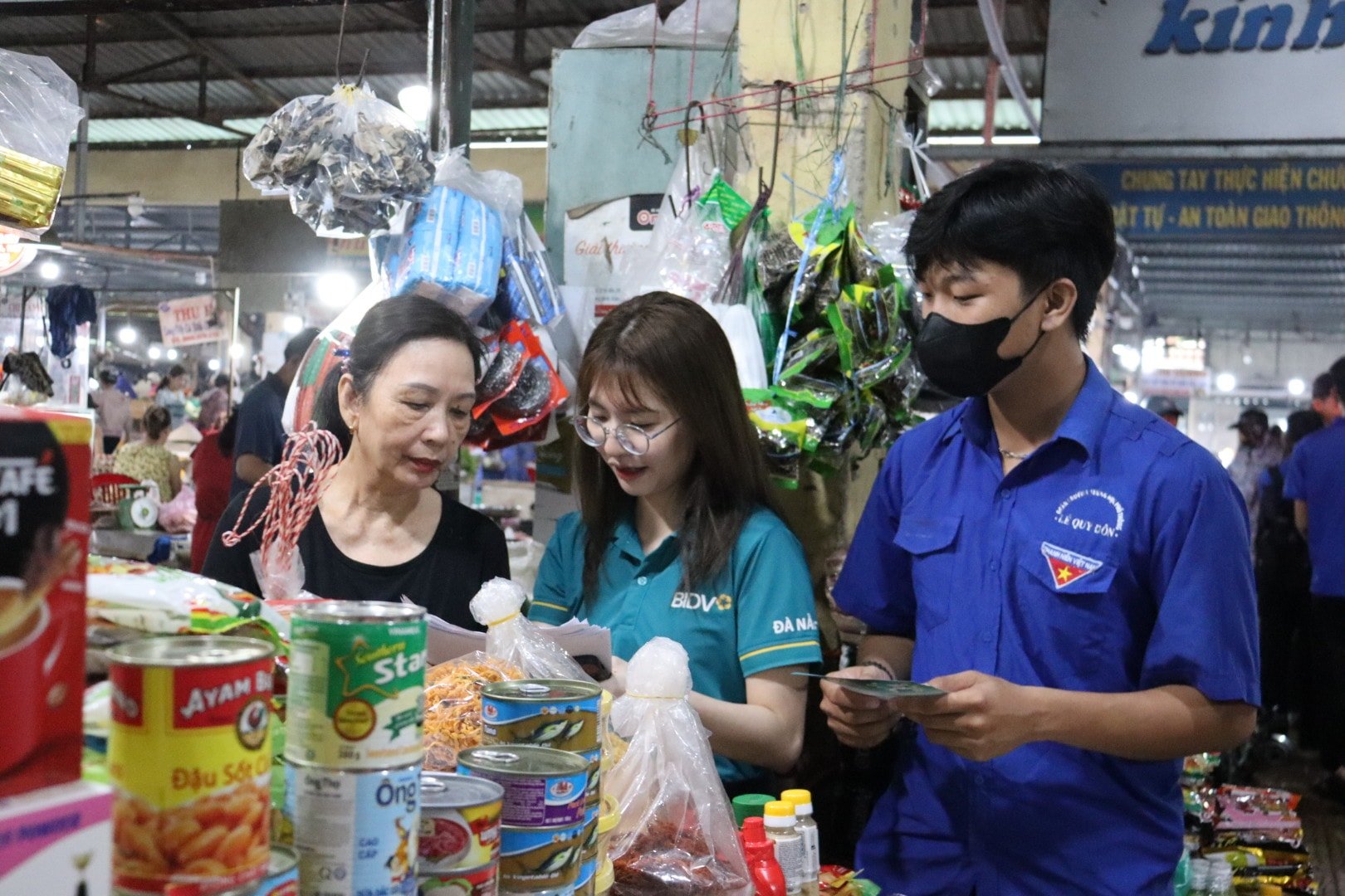 Phường Cẩm Lệ phối hợp với ngân hàng BIDV hỗ trợ tạo mã QR cho các tiểu thương trên địa bàn. Ảnh: TRẦN TRÚC