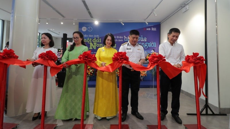 ពិធីកាត់ខ្សែបូ ដើម្បីបើកការតាំងពិព័រណ៍រូបថត និងការណែនាំសៀវភៅ។
