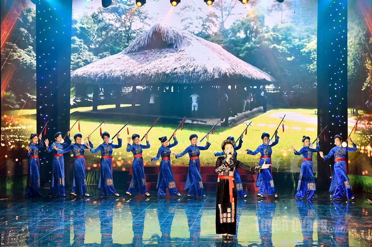 Tốp nữ biểu diễn tiết mục hát múa Trong xanh Khuôn Pén.