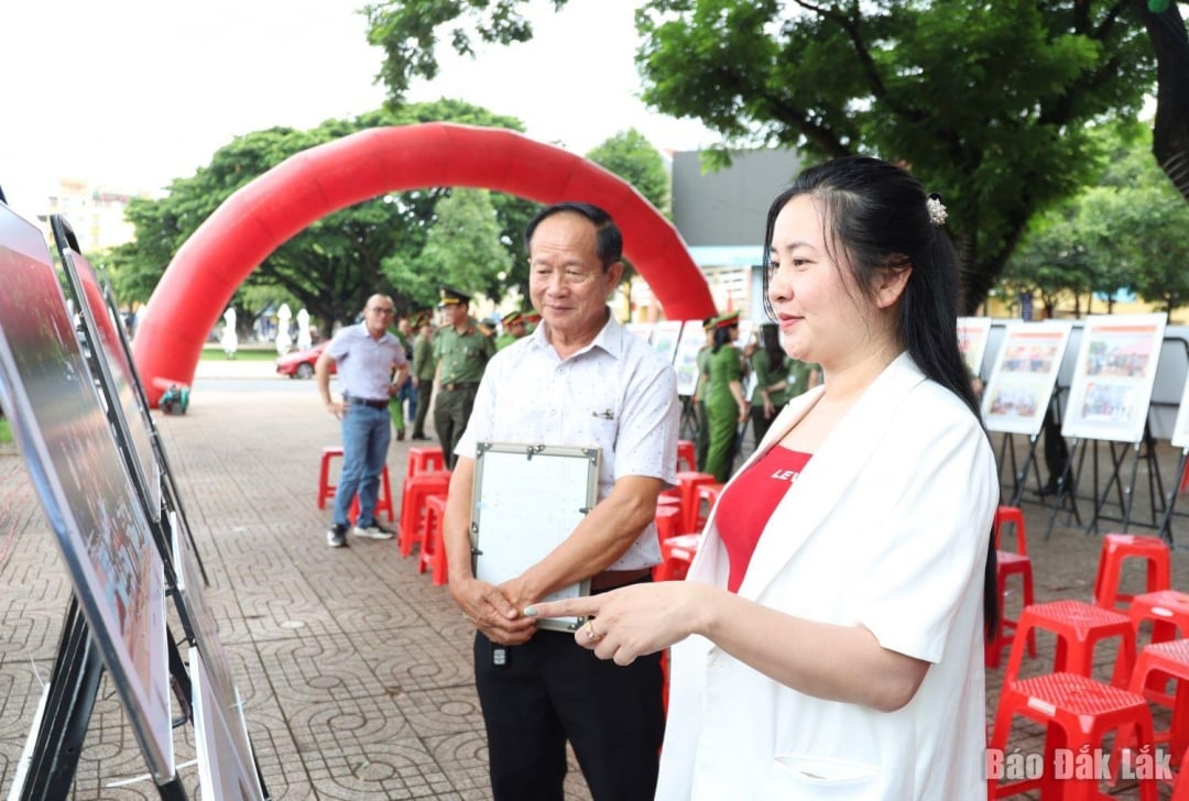 Người dân chiêm ngưỡng những tác phẩm ảnh tại triển lãm.