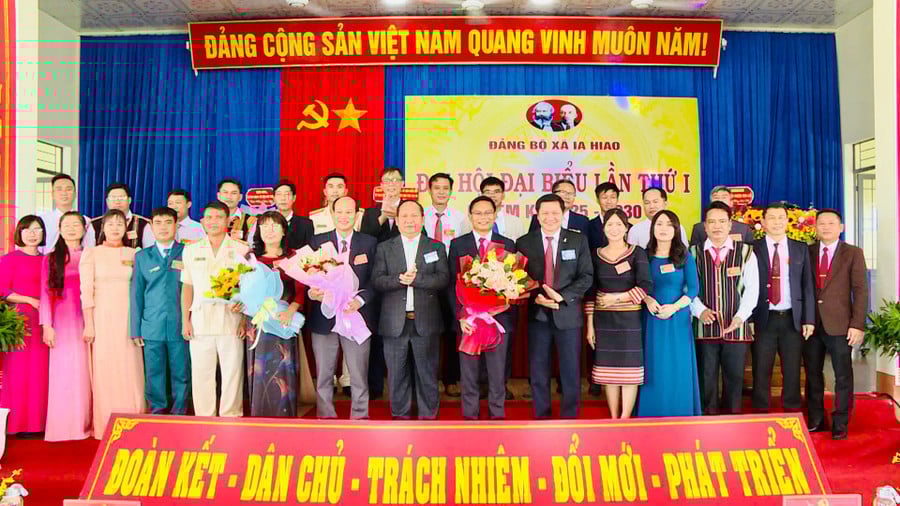 anh-ban-chap-hanh-dang-bo-xa-ia-hiao-khoa-i-nhiem-ky-2025-2030-ra-mat-nhan-nhiem-vu.jpg