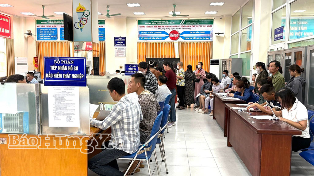 Cán bộ, viên chức Trung tâm Dịch vụ việc làm (Sở Nội vụ) tiếp nhận, giải quyết hồ sơ đề nghị hưởng trợ cấp thất nghiệp của người lao động.