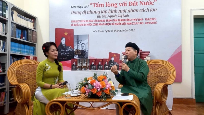 Delegates discuss the book by former Vice President Nguyen Thi Binh.