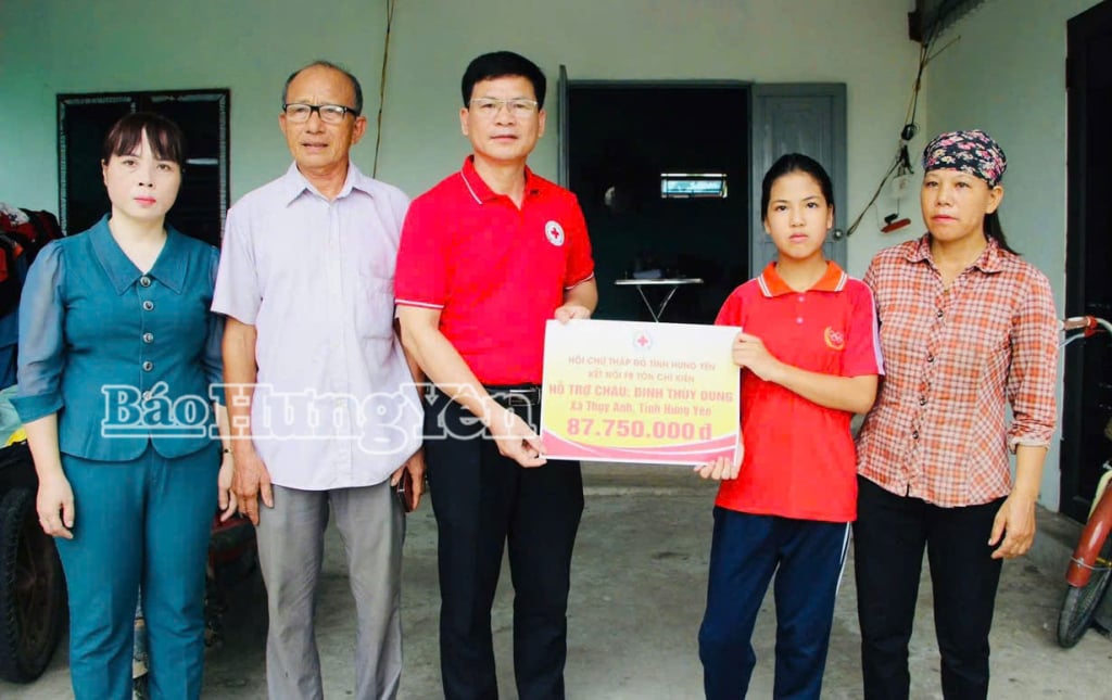 Đại diện lãnh đạo Hội Chữ thập đỏ tỉnh cùng chính quyền xã Thuỵ Anh trao số tiền các nhà hảo tâm ủng hộ cho gia đình cháu Đinh Thùy Dung.