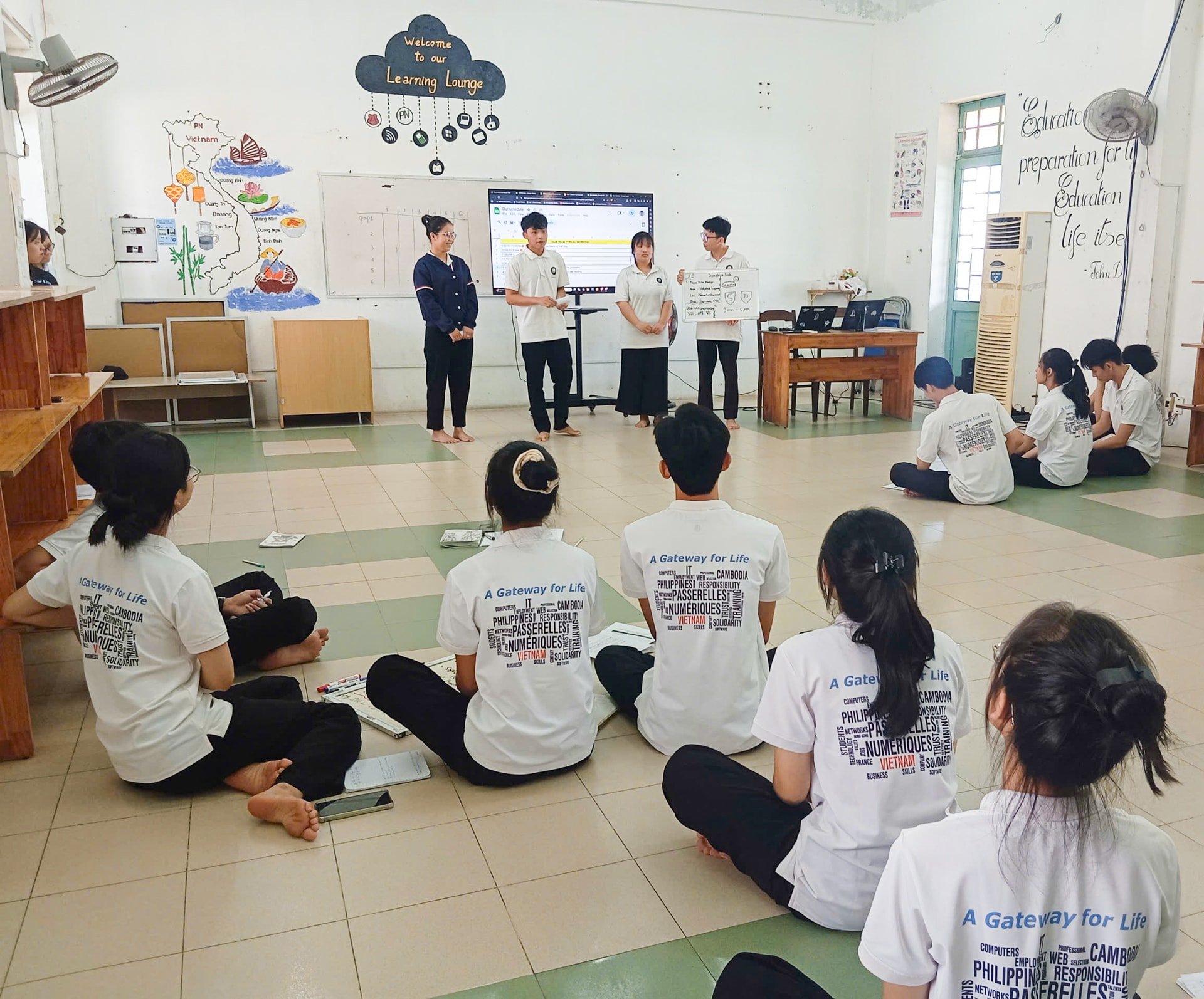 Sinh viên tham gia chương trình đào tạo ngành CNTT do Trường Cao đẳng Đà Nẵng và Tổ chức PNV phối hợp thực hiện. Ảnh: XUÂN SƠN
