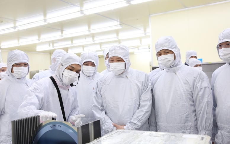 Phó Thủ tướng Thường trực Chính phủ Nguyễn Hòa Bình thăm Công ty TNHH Hana Micron Vina- Ảnh 1.