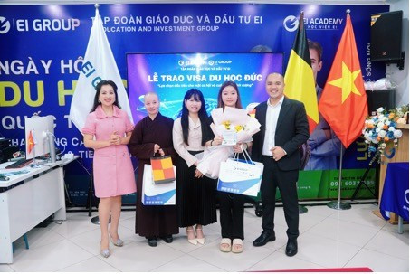 Niềm hạnh phúc trong buổi lễ trao visa du học cho Hồng Ngọc