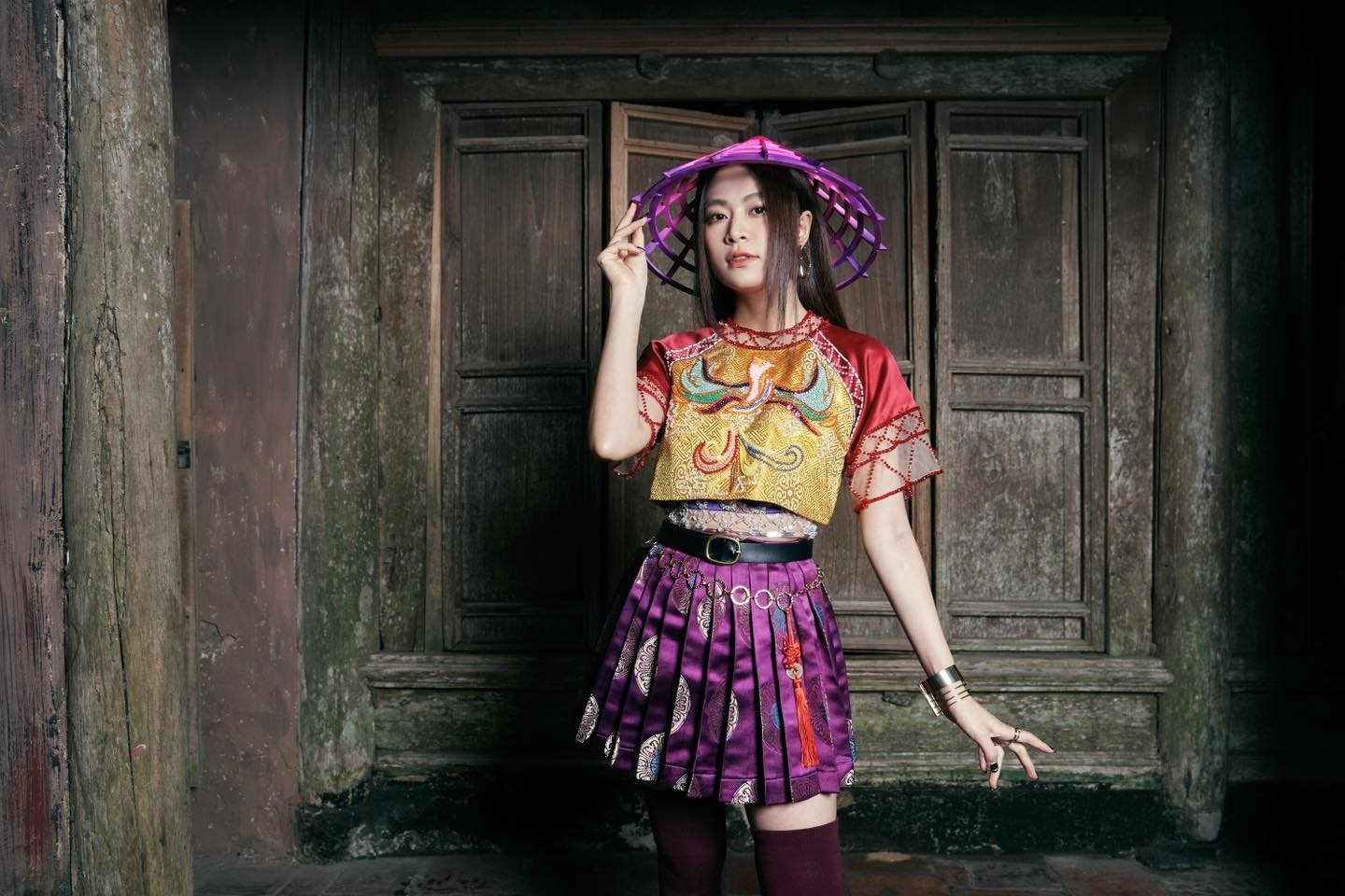 Hoàng Thùy Linh say mê phong cách thời trang dân gian đương đại - 9