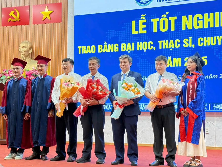 anh-2-le-tot-nghiep-dai-hoc-tay-nguyen.jpg