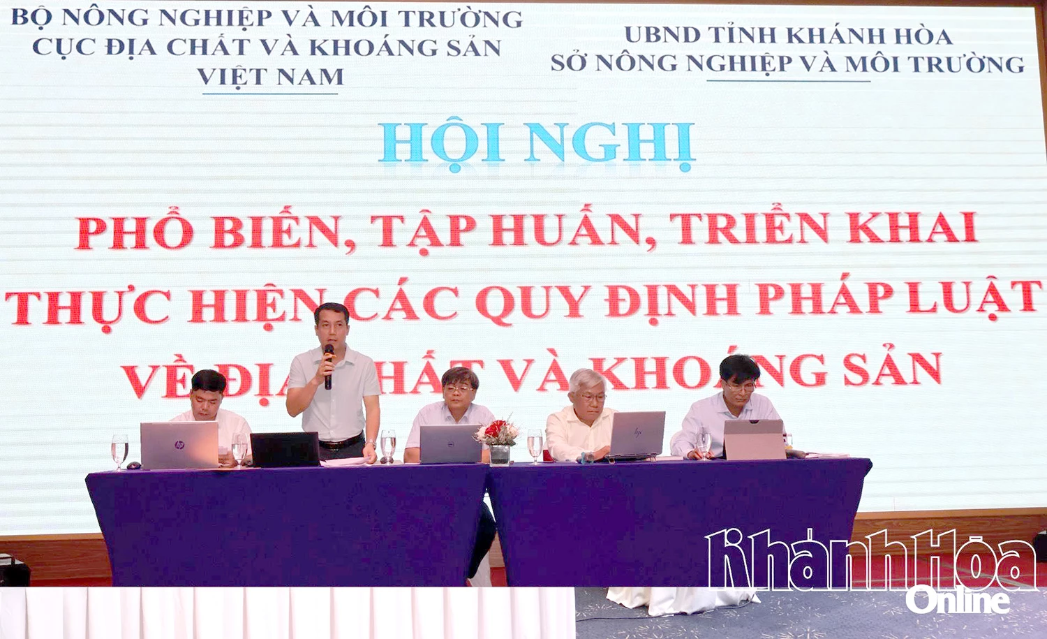 Các báo cáo viên Cục Địa chất và khoáng sản Việt Nam trả lời câu hỏi của các đại biểu.