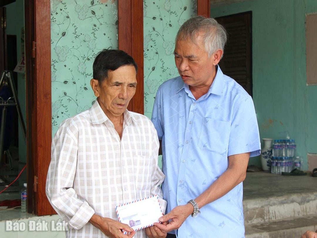 Phó Giám đốc Sở Xây dựng Nguyễn Tấn Chân thăm hỏi, động viên gia đình nạn nhân Nguyễn Bá Nam.