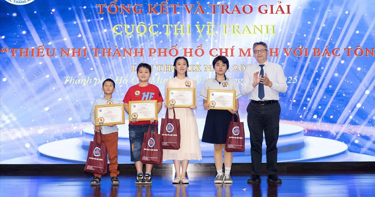 Trao giải cuộc thi vẽ tranh thiếu nhi TPHCM với Bác Tôn