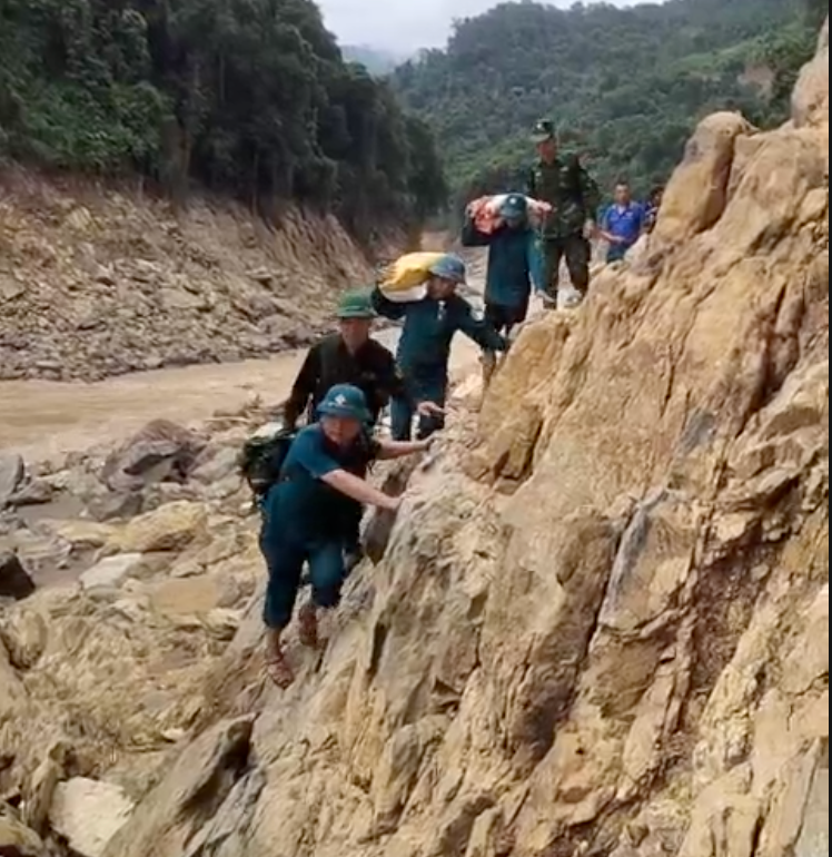Cán bộ, lực lượng '4 tại chỗ' Nghệ An trèo núi đá, vượt suối gùi gạo tiếp tế cho bản bị chia cắt ở tâm lũ Mỹ Lý