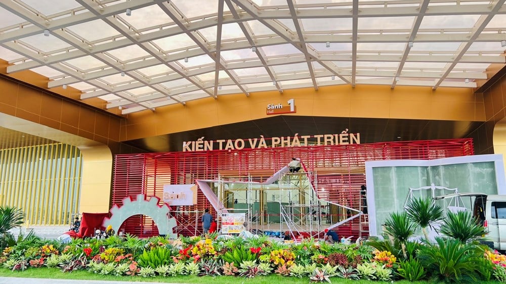 Triển lãm thành tựu Đất nước dần lộ diện, háo hức chờ giờ khai mạc - ảnh 1